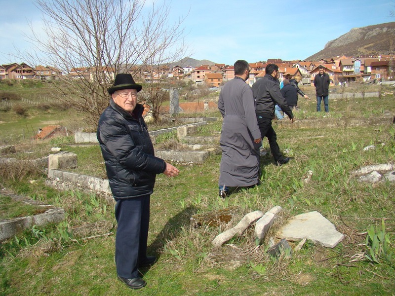 Anta baljosevic na grobu svojih roditelja