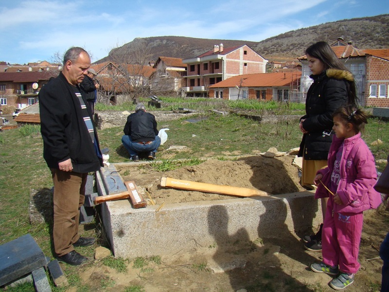 Polomljena krstaca na grobu Stane radovanovic